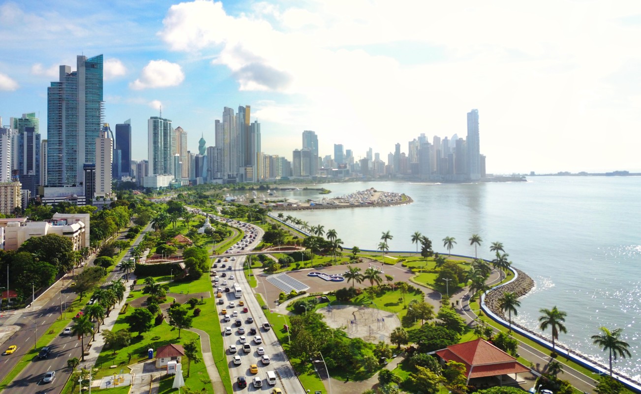 Skyline de Panamá con el mar al atardecer